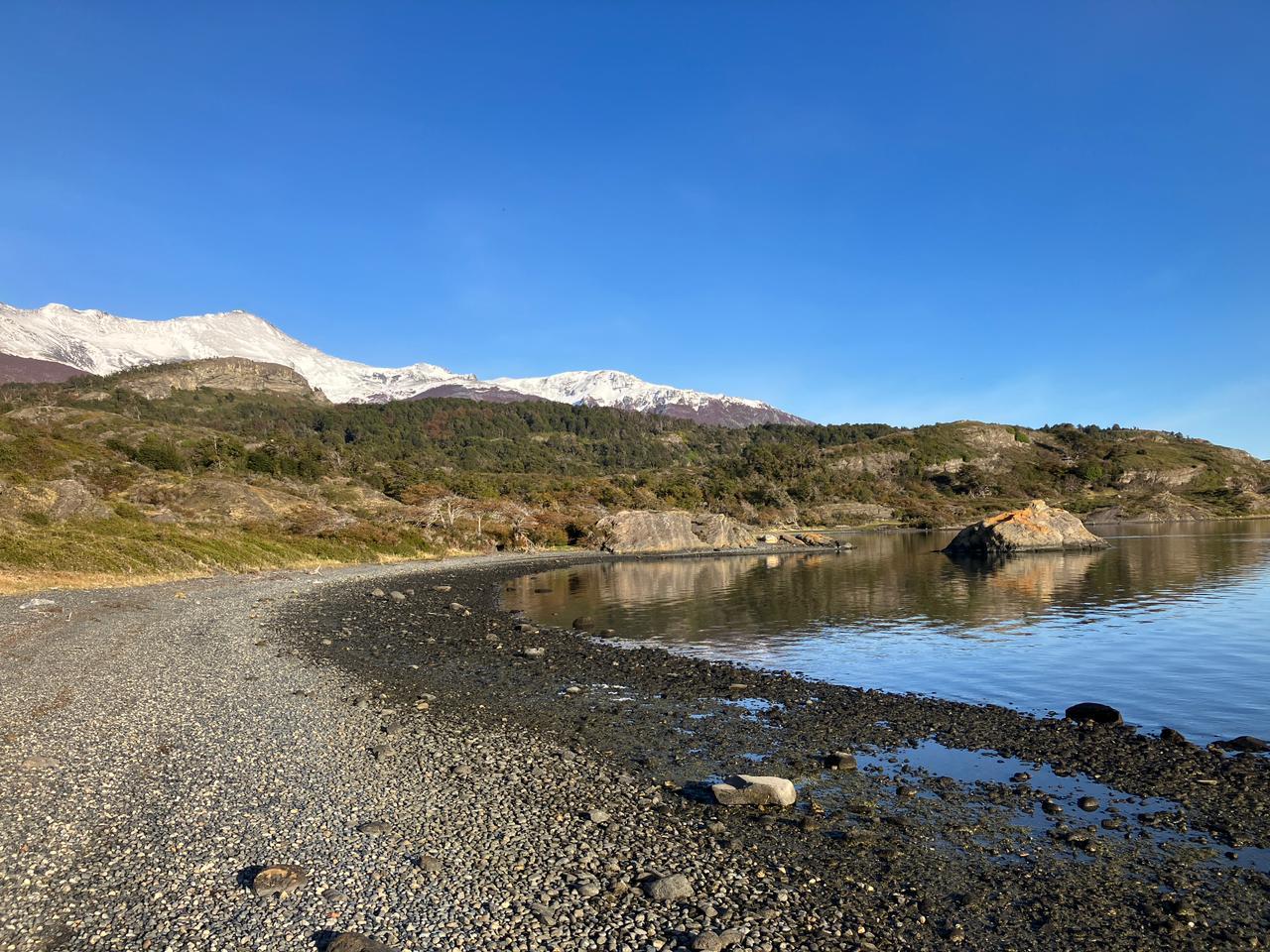 Bahía de los Patos y arriba izquierda Cueva de los Niños