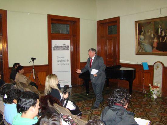 Participantes de la actividad en el patio de invierno del museo