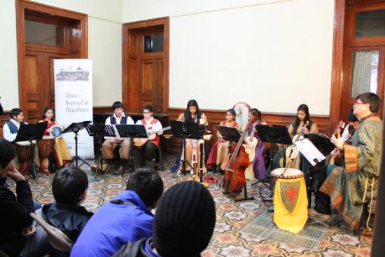 Grupos de alumnas y alumnos de la Casa Azul del Arte en el patio de invierno del museo