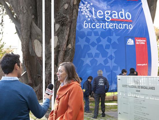 Funcionaria Pública hablando con la prensa sobre la actividad