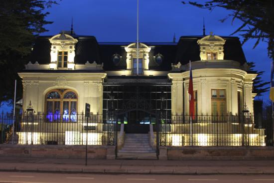 Vista exterior nocturna del museo