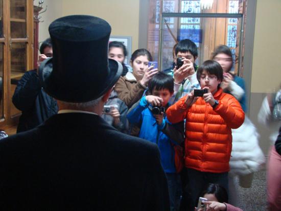 Grupo con niños y niñas fotografiando a una persona vestida de época.