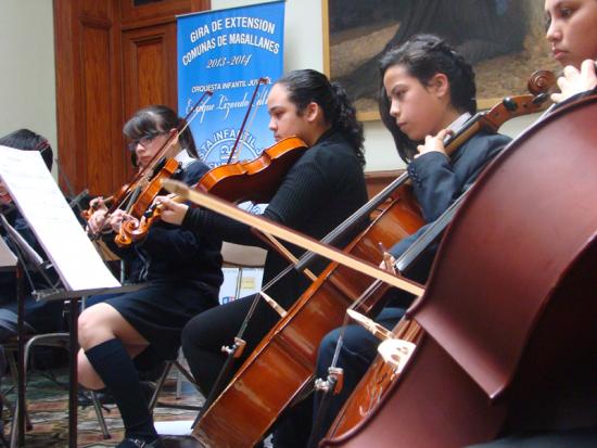 Integrantes del conjunto de cuerdas de la Fundación