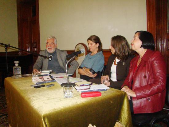 Periodista Gloria Ángelo Mladinic presentando su libro.