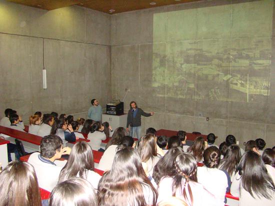 Dusan Martinovic y Tierry Dupradou realizando la charla en colegio María Behety de Menéndez