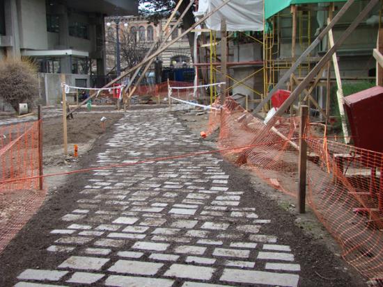 Instalación de adoquines en el parque del museo