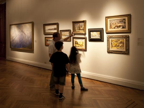 Visitante en la exposición