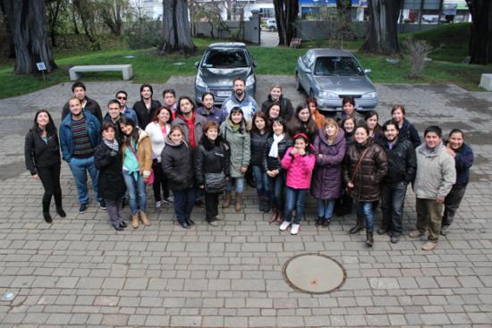 Participantes de la actividad en el exterior del museo