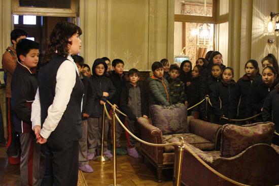 Maribille Muñoz realizando guia a los estudiantes