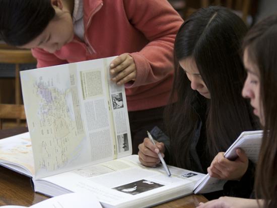 Niñas revisando libro